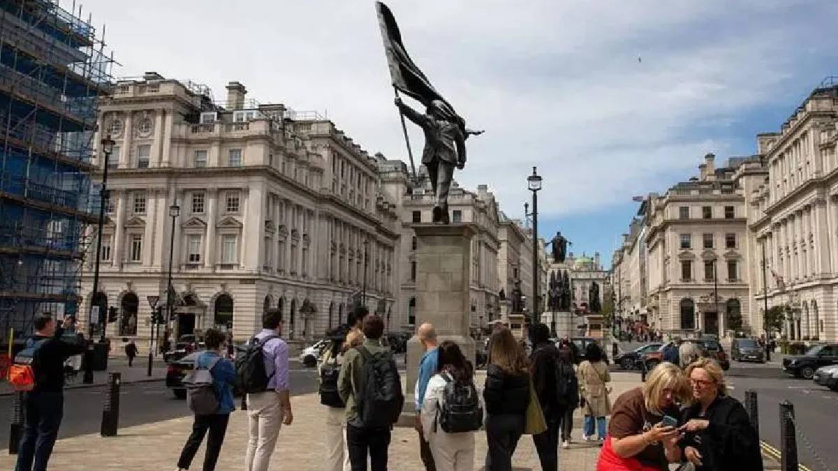 Banksy’den yeni hamle: Buckingham Sarayı yakınında heykel