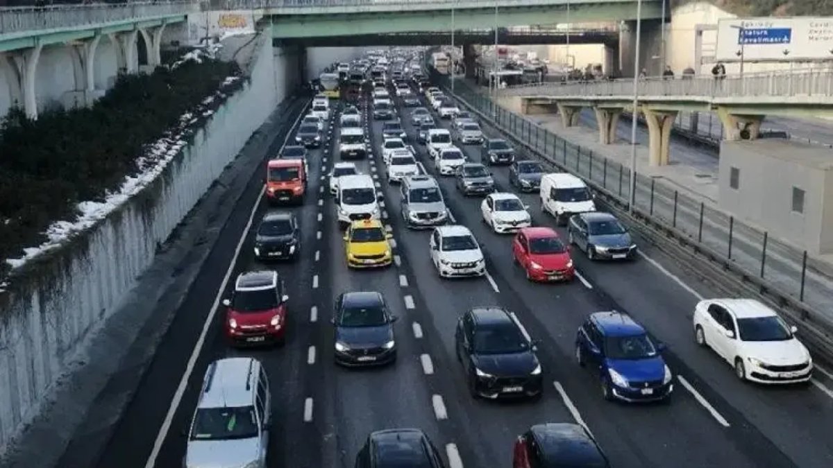 1 Mayıs kapalı yollar ve  duraklar listesi: İstanbul, Ankara ve İzmir'de otobüsler çalışıyor mu?