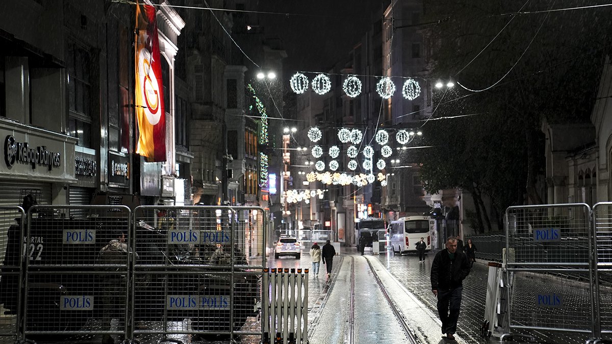 İstanbul Valiliği, 1 Mayıs tedbirlerini açıkladı: Bazı yollar trafiğe kapatıldı, güvenlik bariyerleri kuruldu