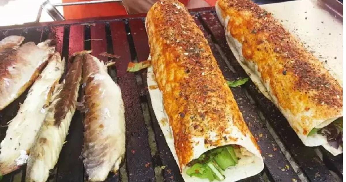 Sokak lezzetlerinin zirvesi: Ev yapımı meşhur Karaköy balık dürümü