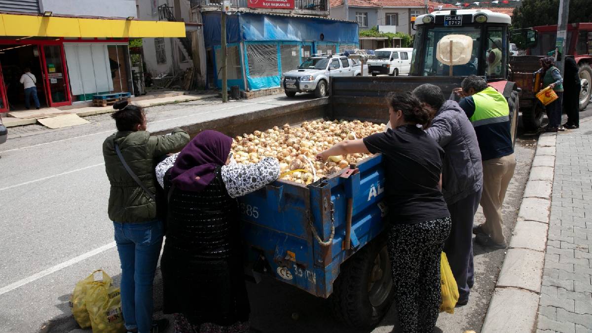 Güzelbahçe Belediyesinden sosyal destek örneği: Üreticinin elinde kalan 5 ton patates ve soğan ücretsiz dağıtıldı
