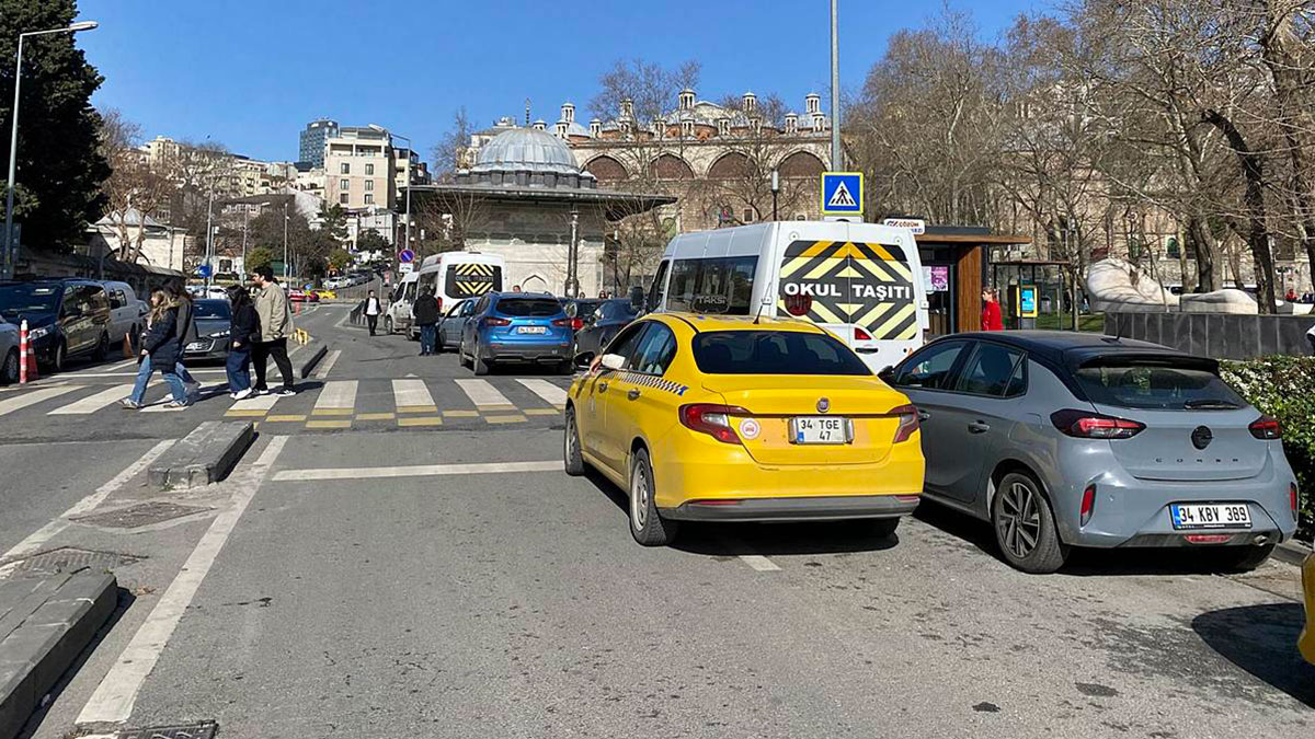 Tophane'de yaya geçidine çift sıra park eden araçlar 'Pes!' dedirtti
