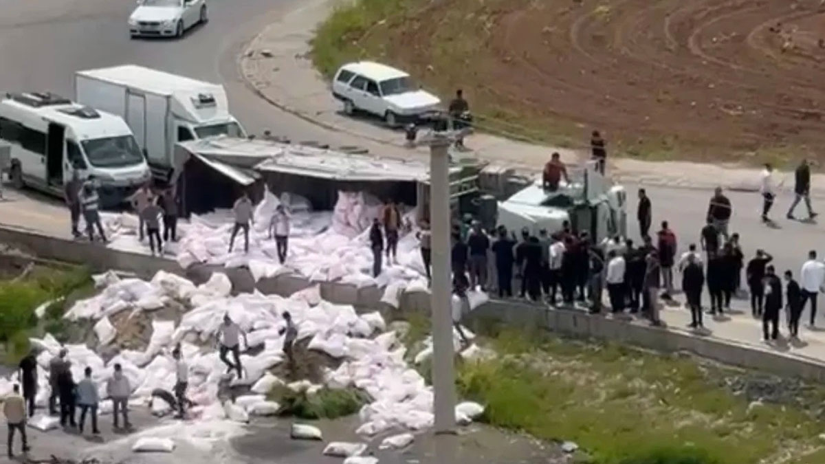 Diyarbakır'da un yüklü TIR devrildi: 4 yaralı