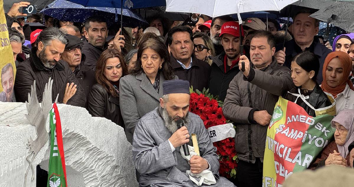 Sırrı Süreyya Önder vefatının birinci yılında mezarı başında anıldı