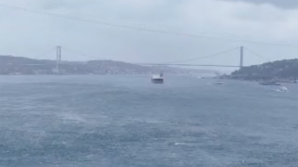 Boğaz'da gemi arızası! Trafik durduruldu