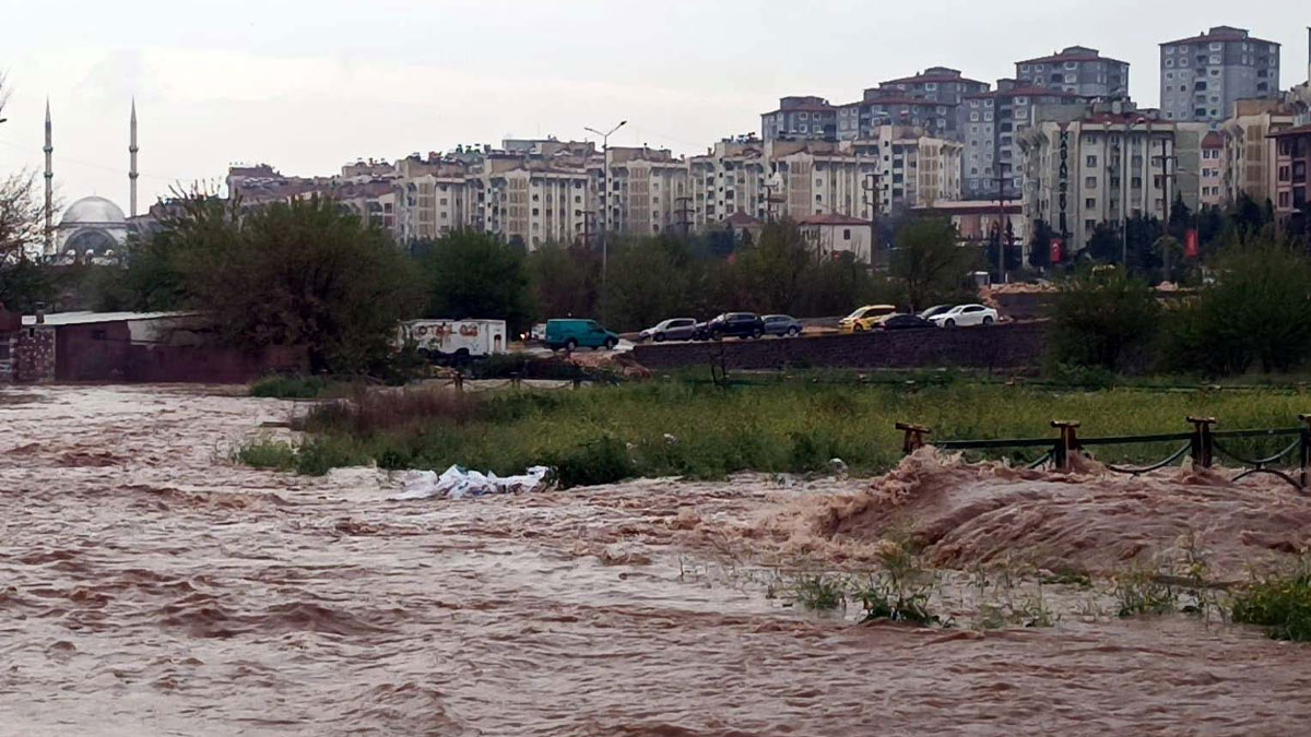 Gaziantep’i fırtına vurdu: Çatılar uçtu, 23 kişi yaralandı
