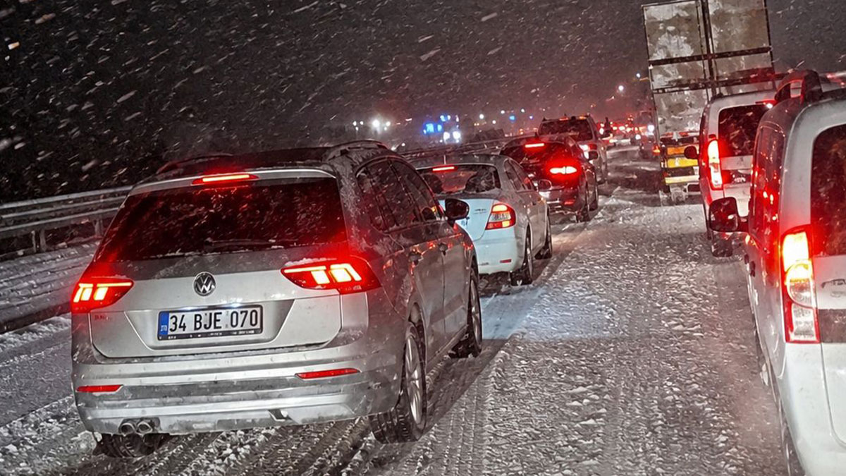 Meteoroloji'nin uyarıları gerçek oldu: Afyonkarahisar'da Mayıs ayında kar esareti yolları kapattı