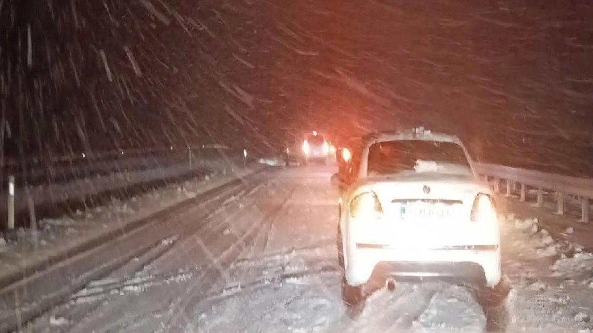 Afyonkarahisar'da kar nedeniyle yollar kapandı