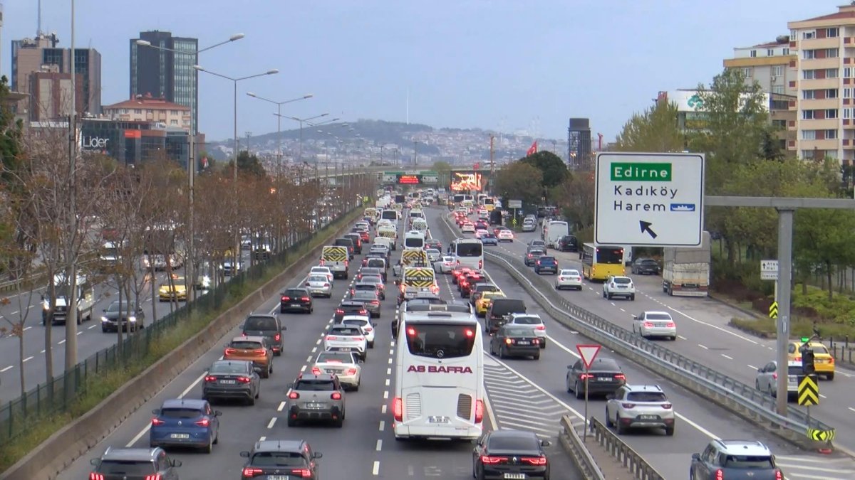 İstanbul'da haftanın ilk günü trafik yoğunluğuyla başladı