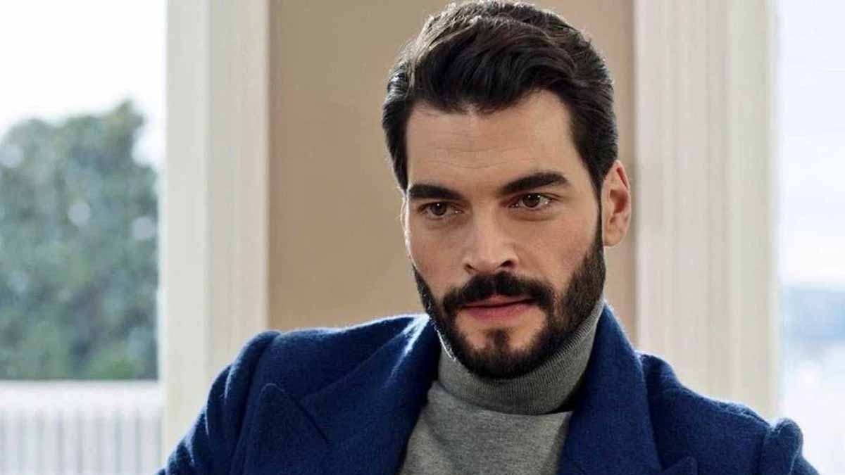 Akın Akınözü’nden konserde aşk ilanı! Yeni sevgilisiyle ilk kez görüntülendi