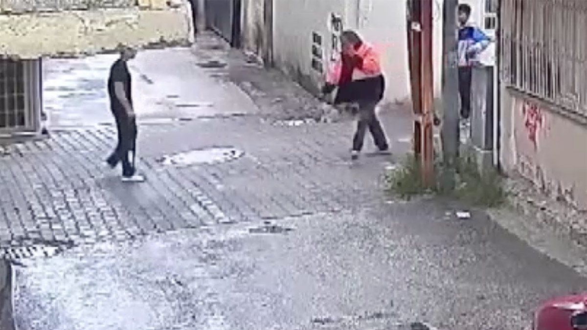Adana'da sokakta yürüyen adamı 3 çocuk darp etti! O anlar kamerada