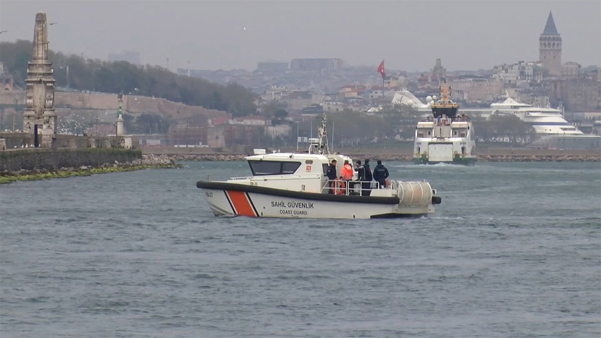 Kadıköy'de bindiği vapurda kayboldu! Çantası bulunan kadın denizde aranıyor
