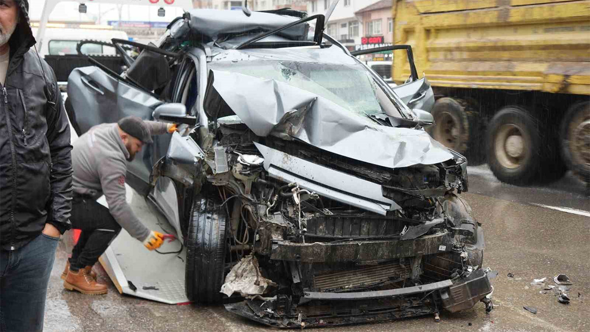 İki tır arasında kalan otomobil hurdaya döndü! Sürücü sağ olarak çıkarıldı