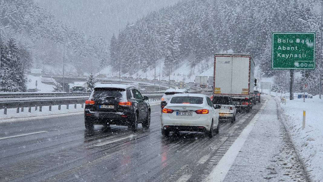 Ünlü meteorolog saat vererek uyardı! "Yolda kalabilirsiniz..." O güzergahlara kar, İstanbul'a sağanak geliyor