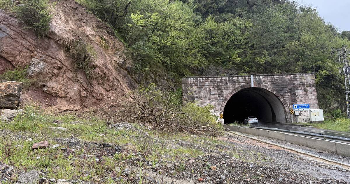 Zonguldak’ta sağanak sonrası heyelan: Yol ulaşıma kapandı