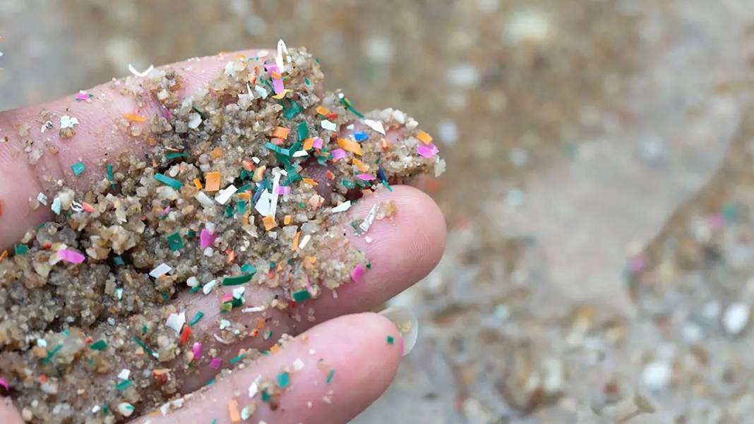 İklim modellerinde yeni değişken: Mikroplastikler güneş ışığını emerek gezegeni ısıtıyor