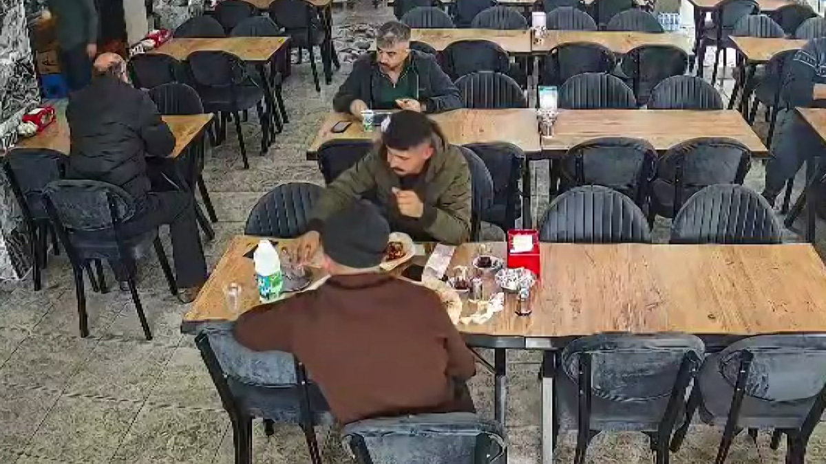 Başakşehir'de 900 liralık hesabı ödemeden kaçtılar: O anlar kamerada