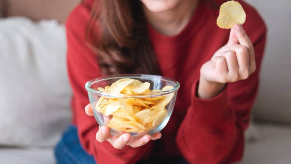 Günlük cips tüketimine dikkat: Demans riskiyle bağlantı kuruldu