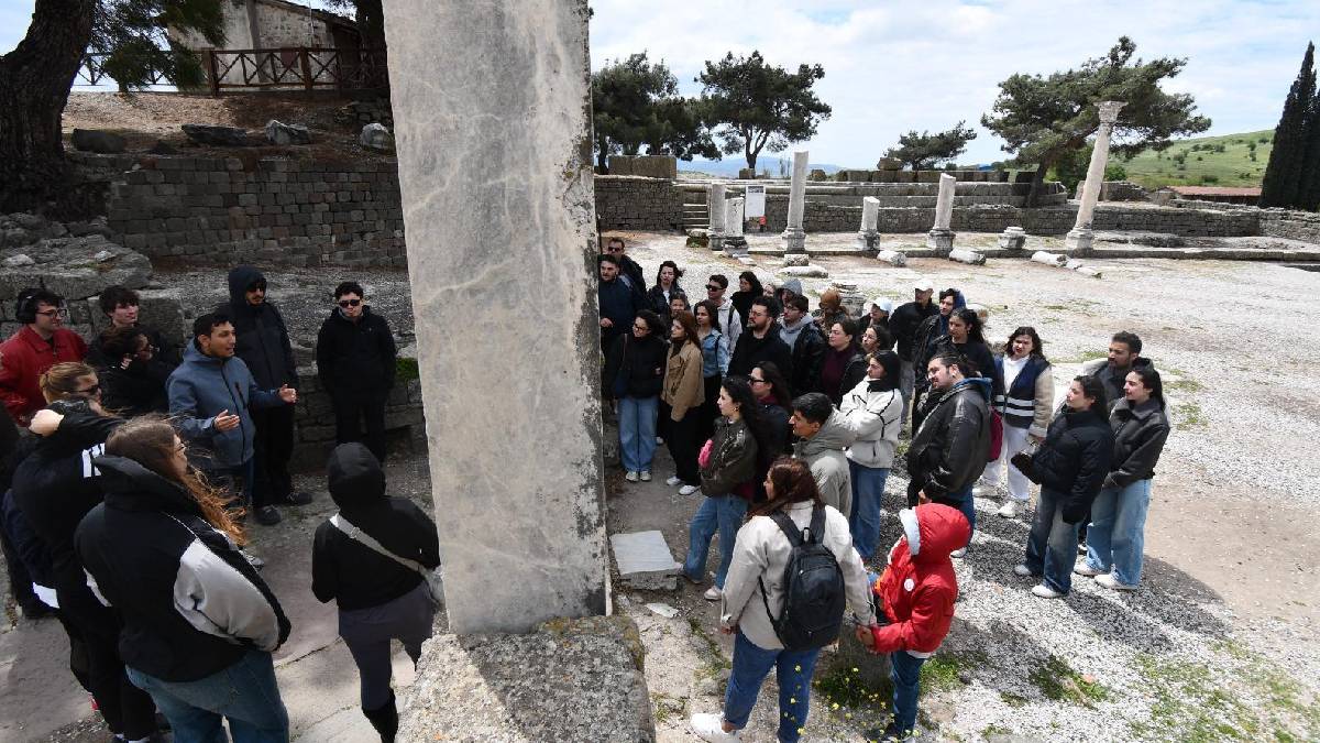 Üniversite öğrencilerine Bergama ve Ödemiş gezisi