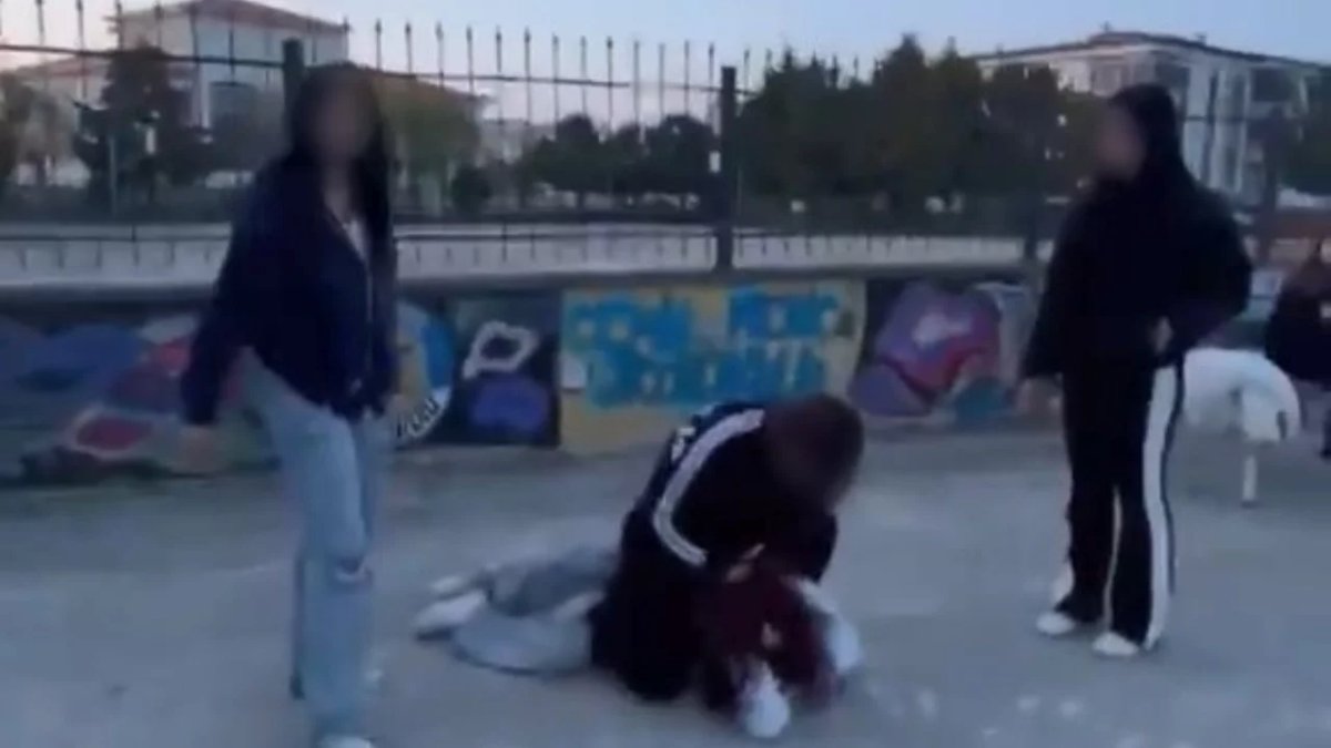 Akran zorbalığı bu kez okul bahçesinde: 17 yaşındaki genci darbedip kameraya çektiler