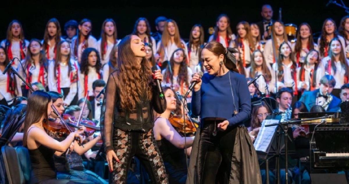Genç müzisyenlerle aynı sahneyi paylaştı! Demet Evgar konserde sesiyle destek oldu