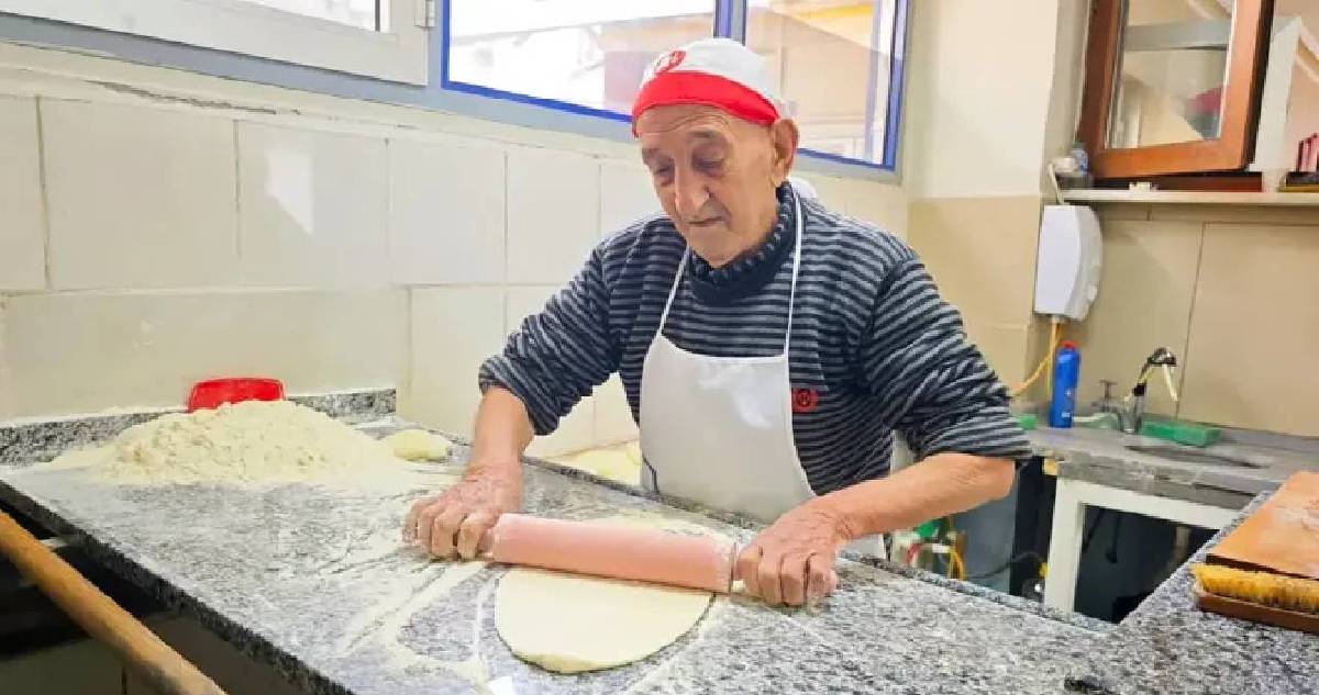 65 senedir ateş başında çalışıyor, mesleği çocuklarına bırakıyor! 3 kuşak bir arada