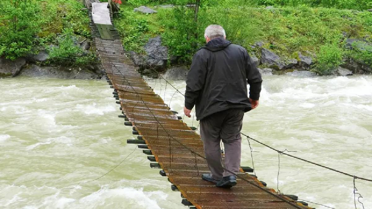 Bu köprülerden geçmek yürek istiyor! Su seviyesinin yükselmesi riski artırıyor