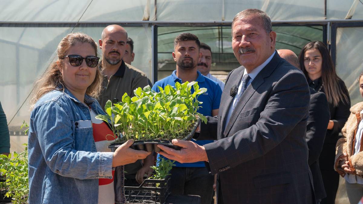 Milas Belediyesinden üreticilere destek: 30 bin fide toprakla buluşmak üzere teslim edildi