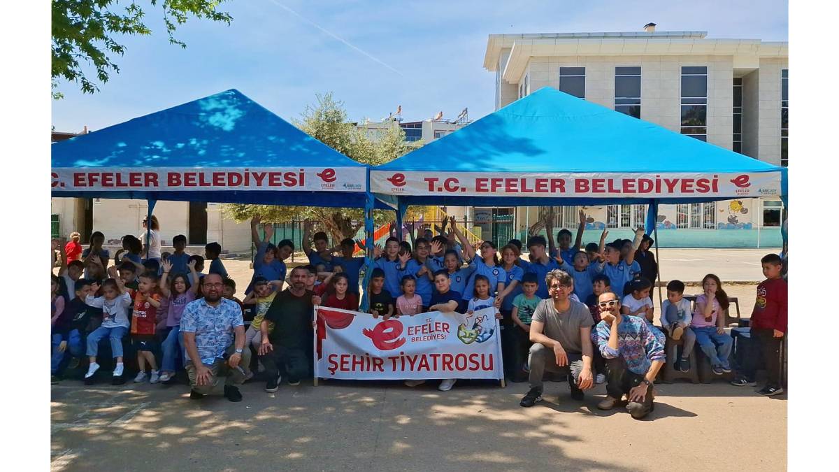 Efeler’in sanatçıları çocuklar için sahneye çıktı