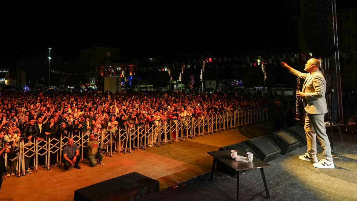 Manisa’da Hıdırellez coşkusu Hüsnü Şenlendirici konseriyle zirveye ulaştı