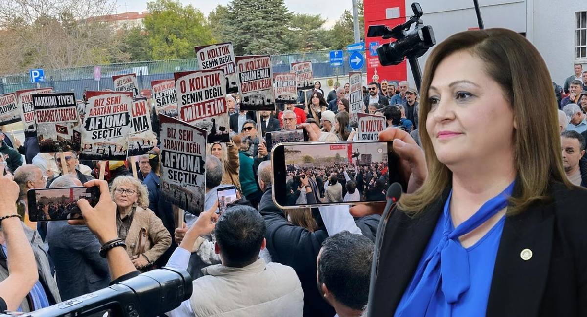 CHP'lilerden Afyonkarahisar Belediyesi önünde 'ihanet' protestosu: "Ya rozet ya kelepçe demokrasiye sığmaz"