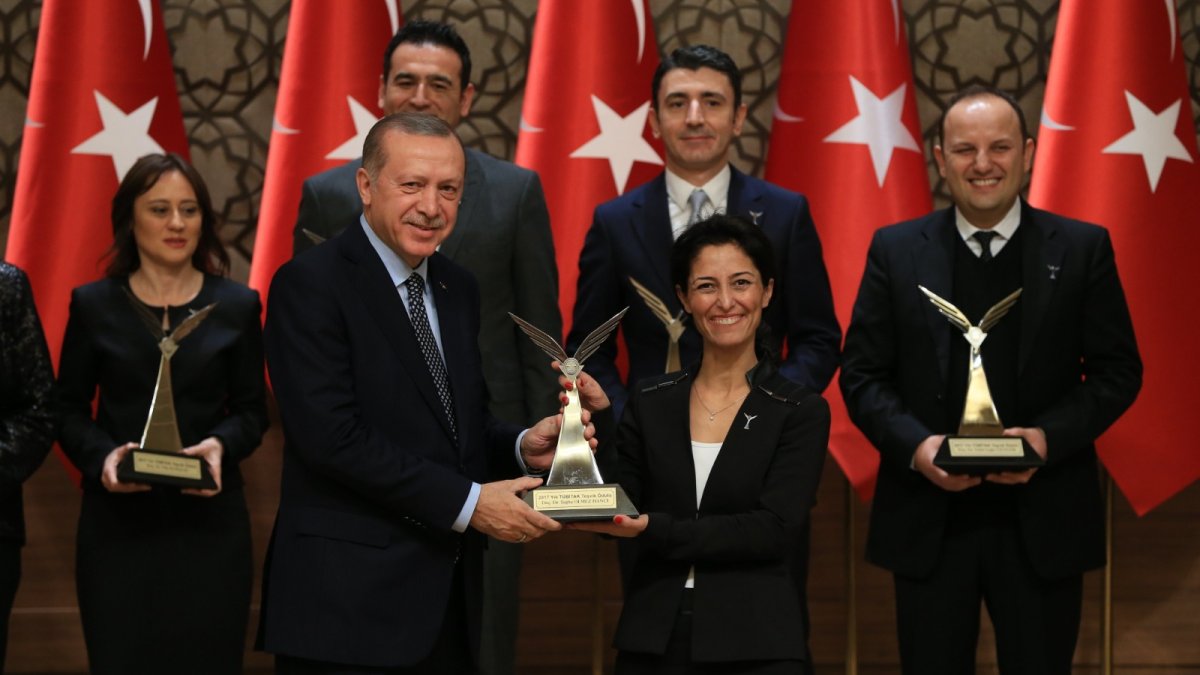 İBB'ye yönelik şafak operasyonunda dikkat çeken detay: Erdoğan'ın elinden ödül alan profesör gözaltında