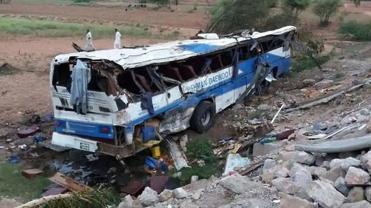 Pakistan'da otobüs şarampole yuvarlandı: 4 ölü, 26 yaralı