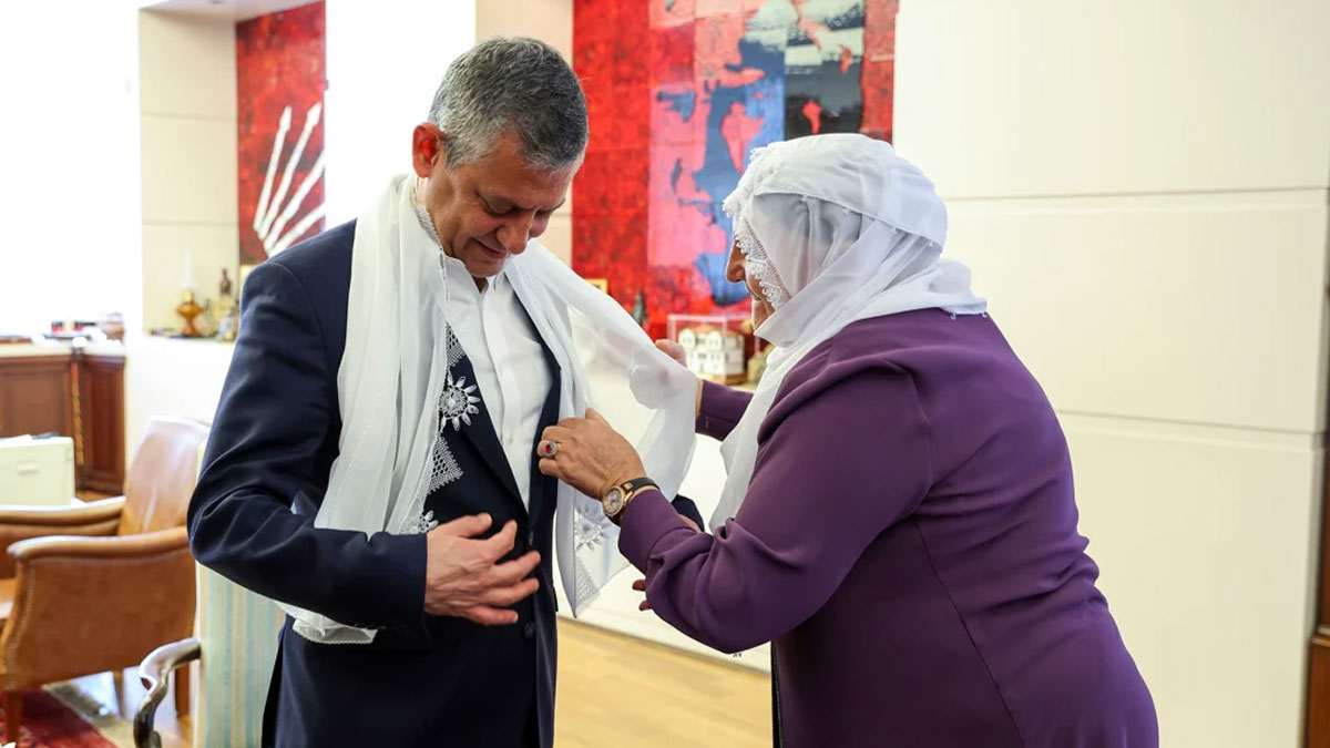 Barış Anneleri, Özgür Özel'e beyaz tülbent hediye etti