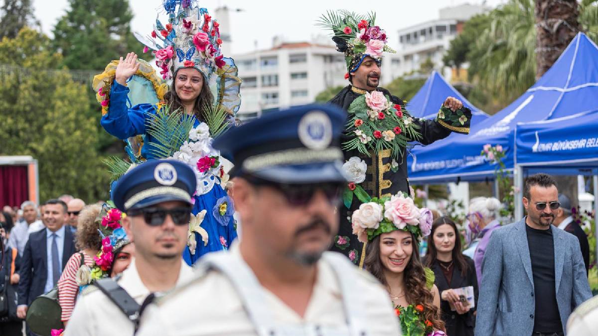 İzmir çiçek açtı, her yer rengârenk oldu