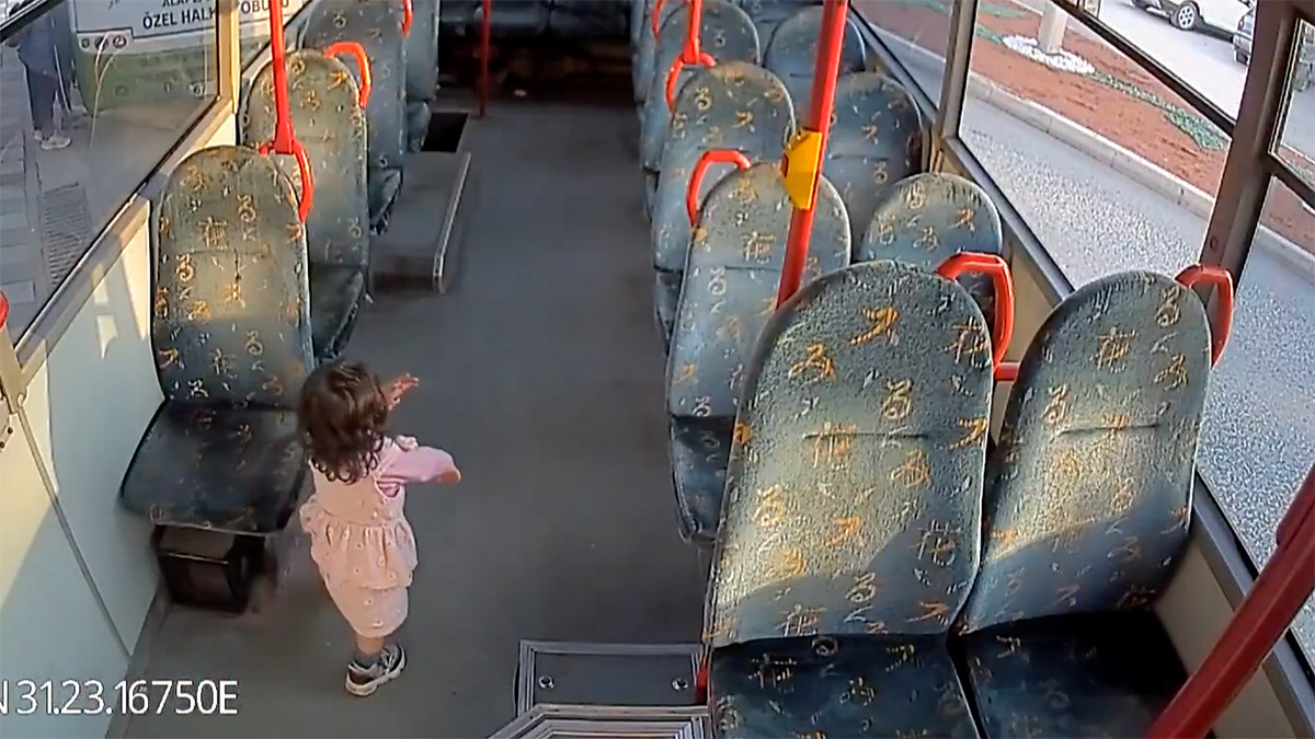 Zonguldak'ta akılalmaz olay! 2 yaşındaki çocuk emekleyerek bindiği otobüste tek başına kaldı