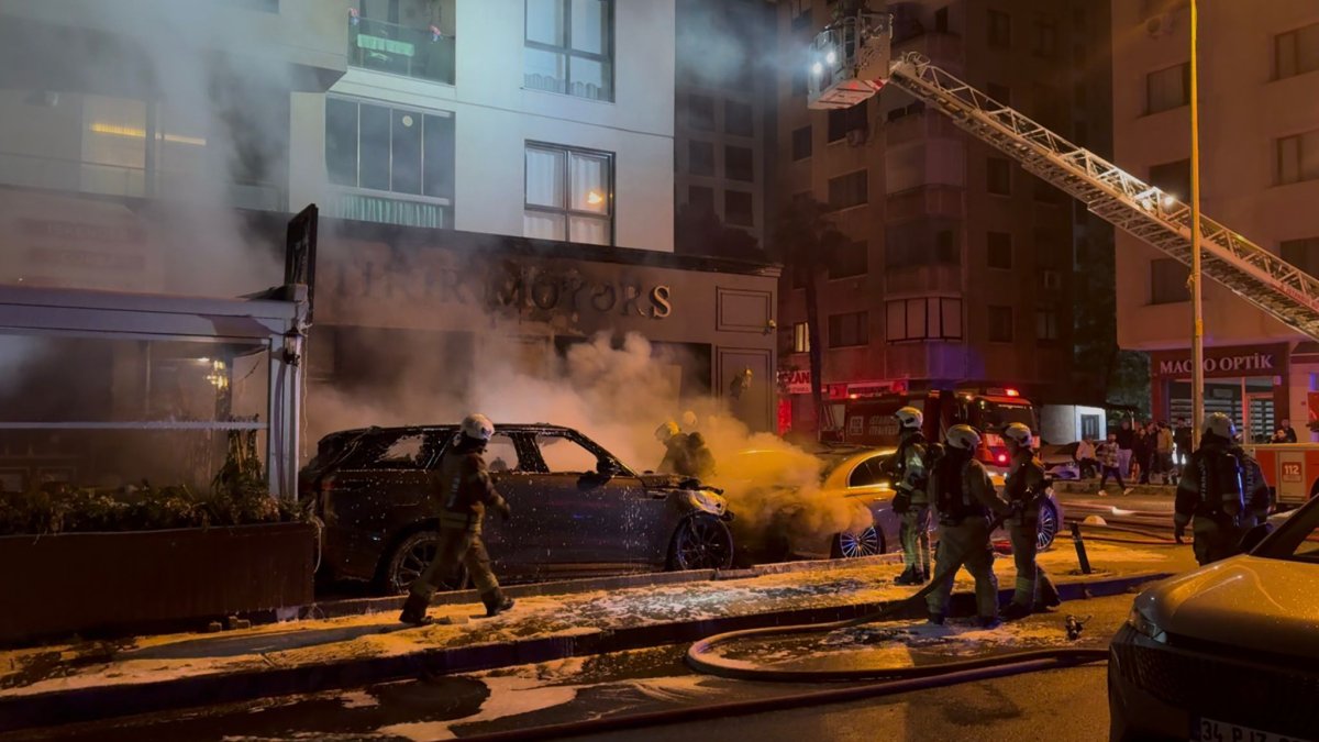 Kadıköy’de oto galeride yangın: 4 araç kullanılamaz hale geldi