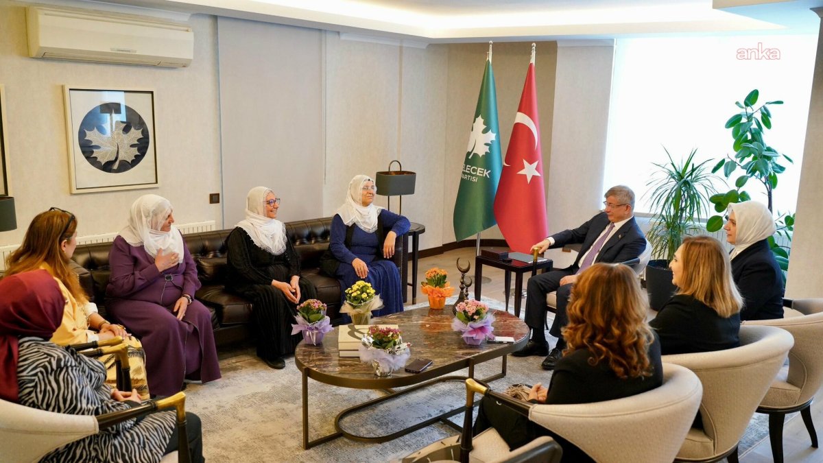 Davutoğlu, Barış Anneleri İnisiyatifi üyeleri ile bir araya geldi