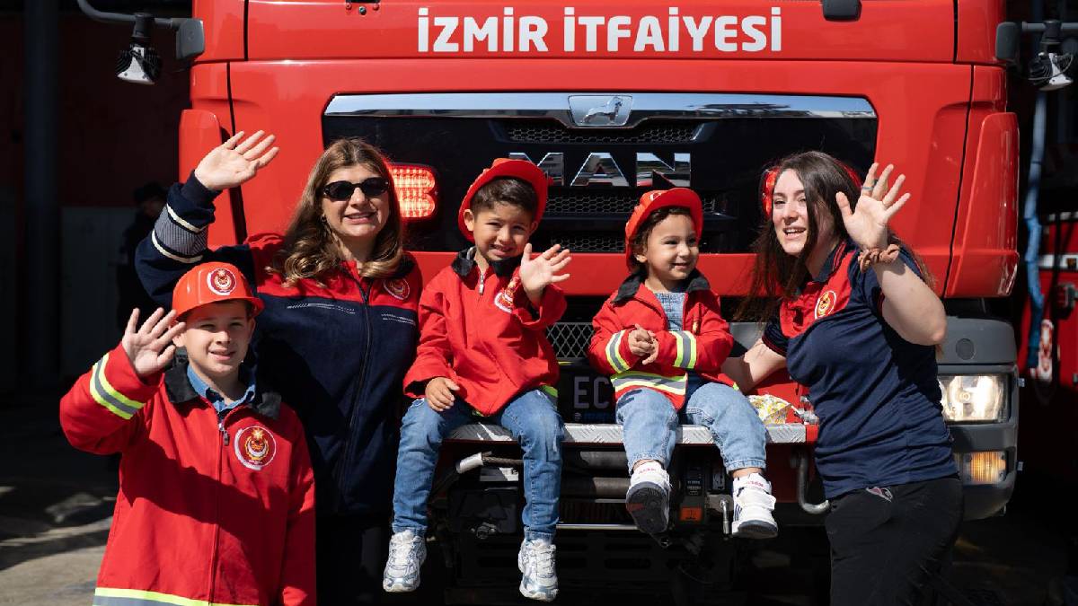 Hayat kurtaran annelerin görünmeyen mesaisi: Hem alevlerle mücadele ediyorlar hem de çocuklarını büyütüyorlar