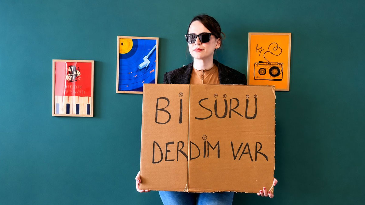 Gece gözünü kırpamayanların yeni marşı geldi: 50 kişilik pankartlı 'uykusuzluk' isyanı sosyal medyayı sallayacak
