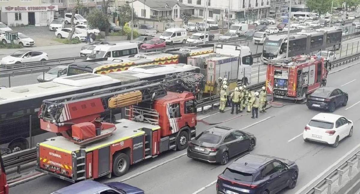 Avcılar'da metrobüste yangın: Seferlerde aksama yaşanıyor