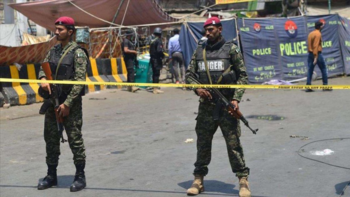 Pakistan’da polis noktasına intihar saldırısı: 12 polis hayatını kaybetti