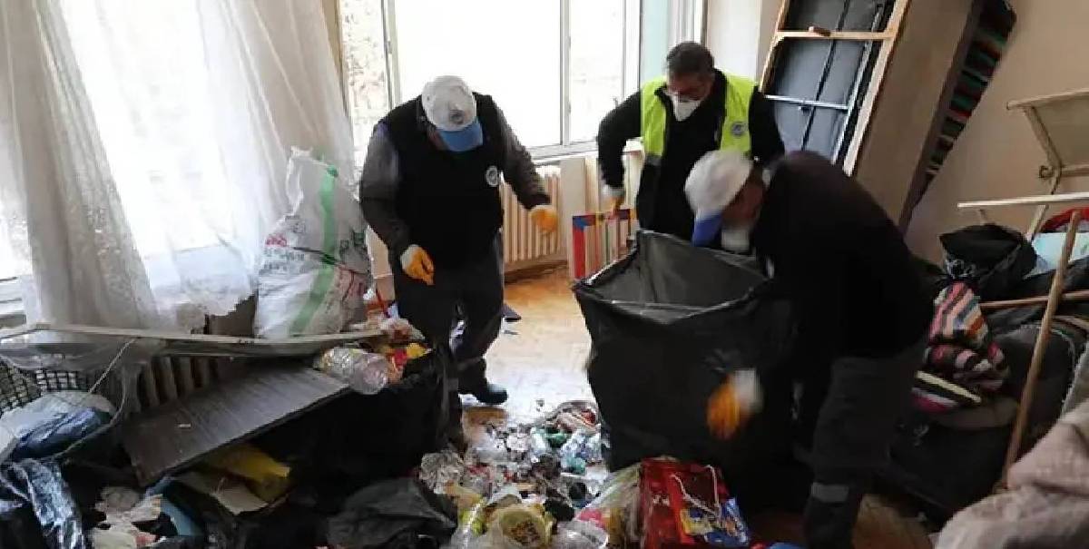 Yayılan koku rahatsız etti, şikayetler peş peşe geldi! Evden 5 kamyon çöp çıktı