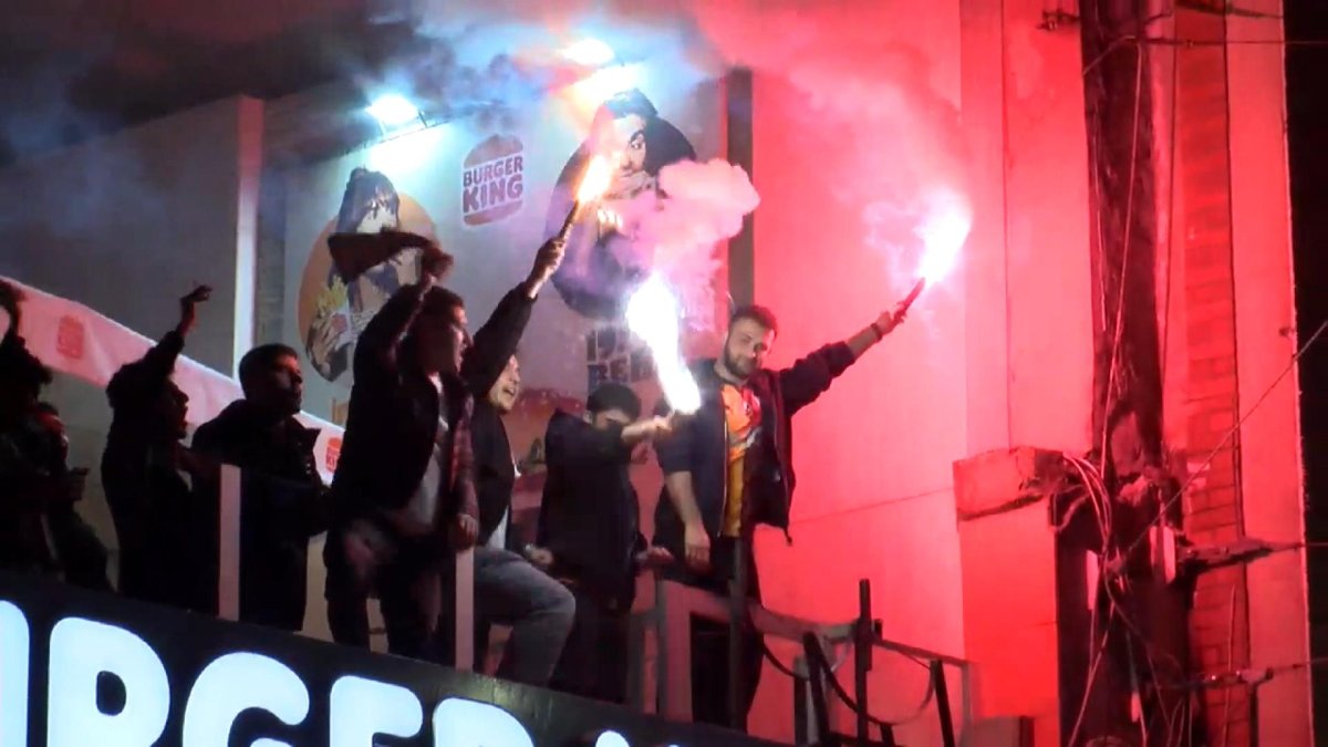 Taksim’de şampiyonluk kutlamasında kavga: 1 kadın yaralandı