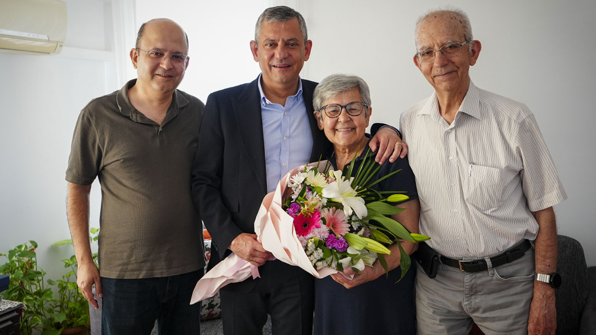 Özgür Özel'den Manisa'da 'Anneler Günü' ziyaretleri