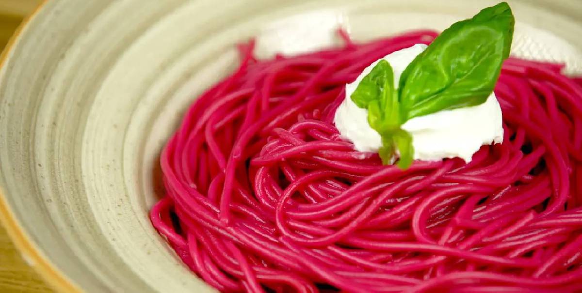 Sofralarda pembe revaj: Kremalı pancarlı makarna tarifi
