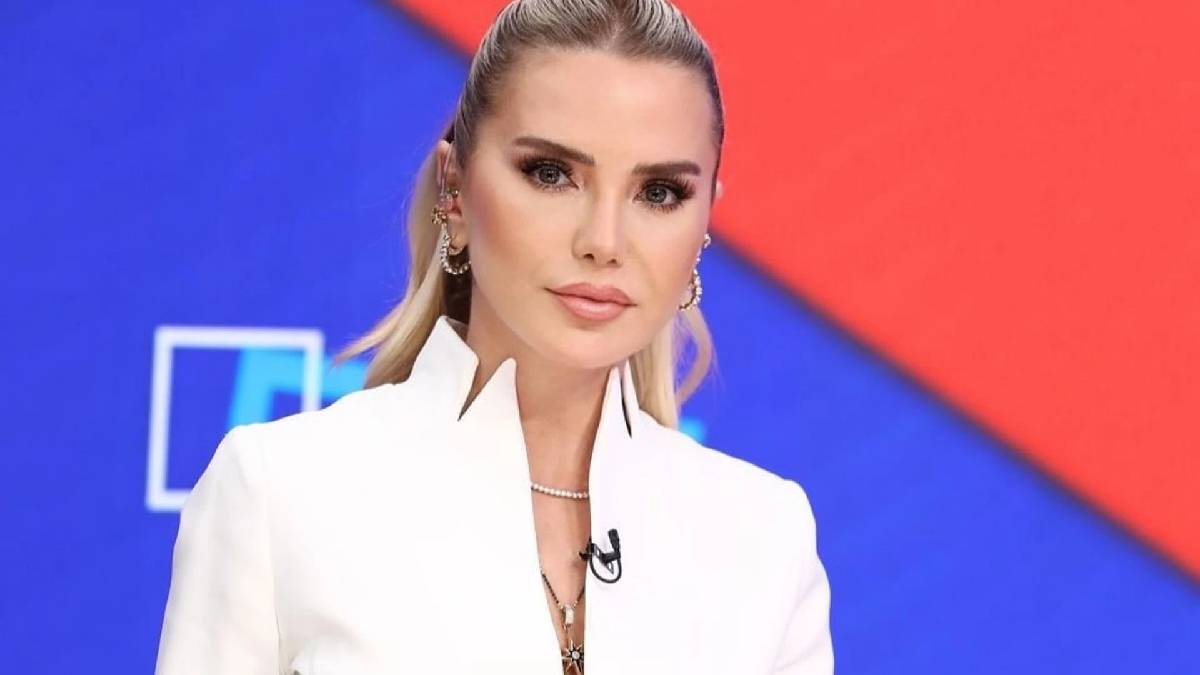 Ece Erken yeni yaşını kutladı! Sahneden inen Gülşen pastaya yetişti