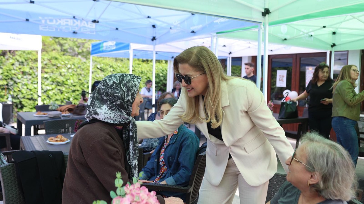 Bakırköy’de Anneler Günü etkinliğinde üç kuşak bir araya geldi