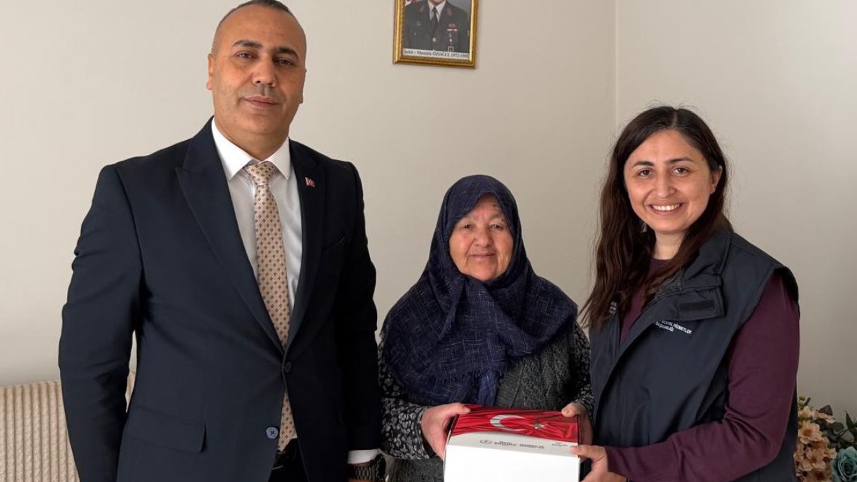 Manisa Büyükşehir’den Anneler Günü’nde şehit annelerine ziyaret