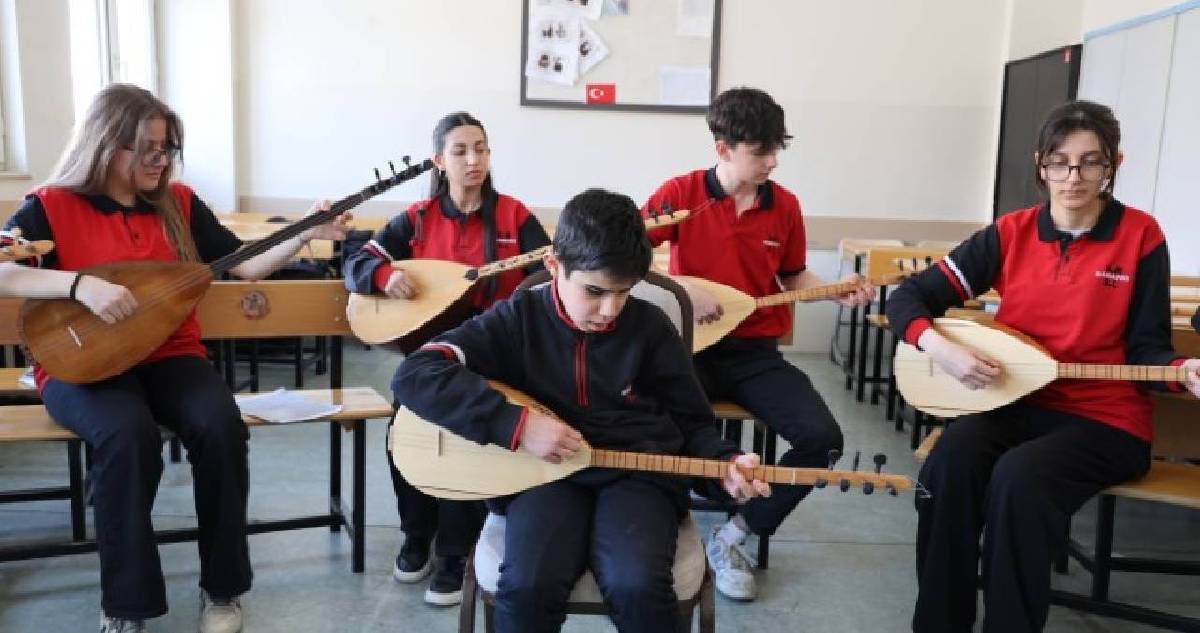 Gözleri görmese de ruha dokunuyor! 13 yaşında bağlamaya gönül verdi, herkesin takdirini topluyor